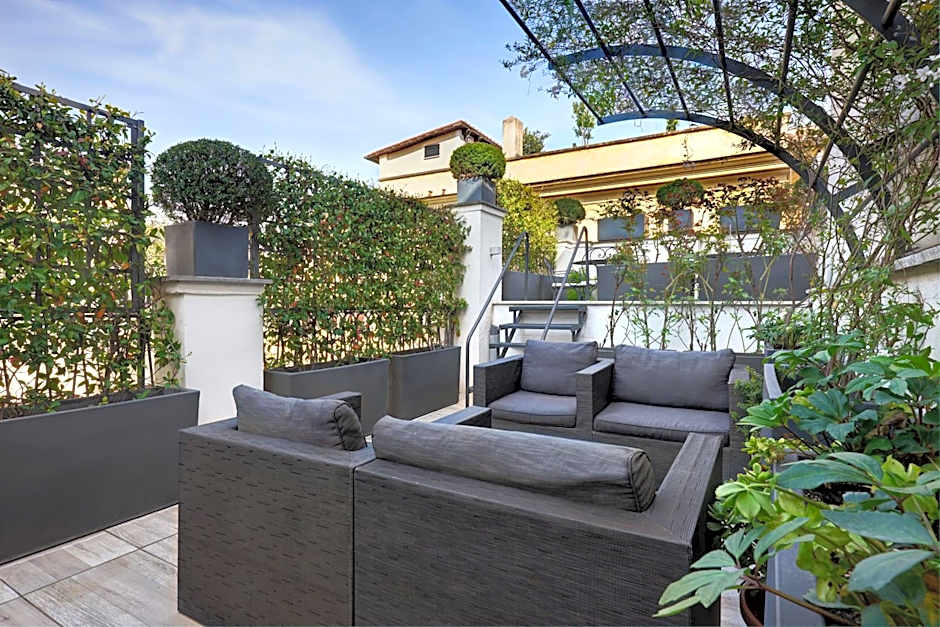 Terrace Pantheon Relais