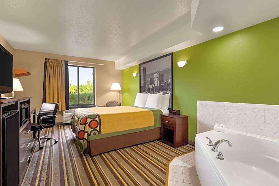 Super 8 by Wyndham Germantown/Milwaukee