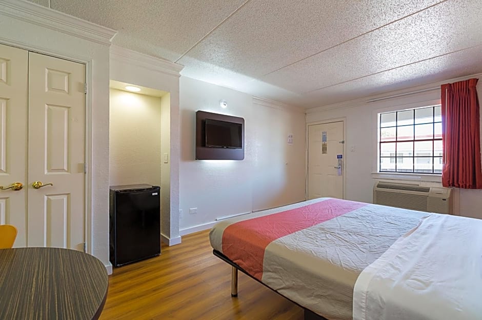 Motel 6 Dallas Market Center