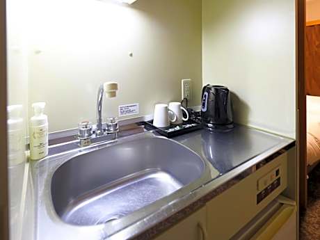 Short Stay (Check-in 18:00~/ Check-out ~9:00) - Economy Single Room (No Shower) - Smoking