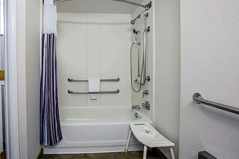 La Quinta Inn & Suites by Wyndham Dallas Arlington South