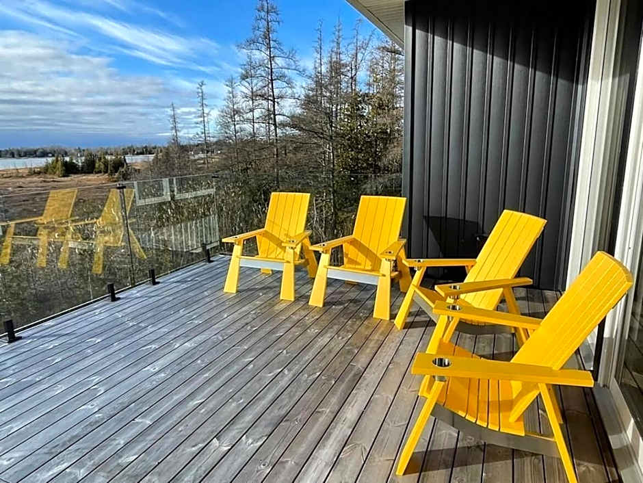 Huronia Luxury Lakefront Views & Game Room!