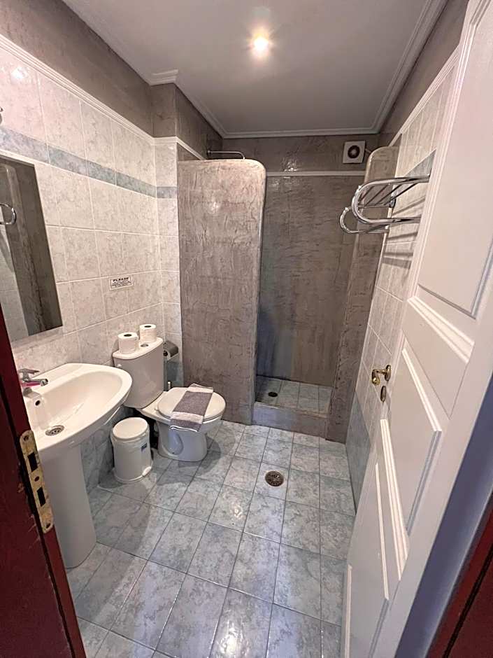 Birds Villa Apartments with Heated Pool - Including Car and Breakfast