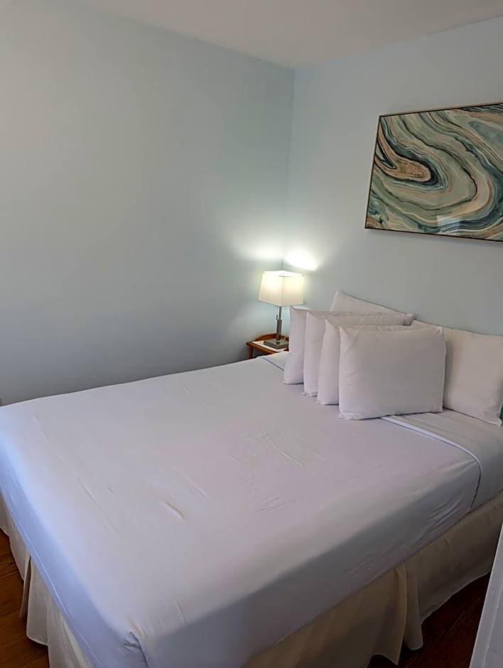 Daytona Inn and Suites