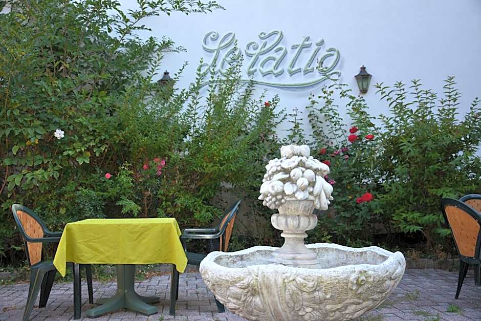 Logis Hôtel du Centre - Halte idéale en cyclotourisme avec garage à vélos clos