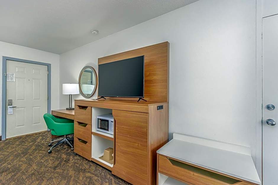 Crossroads Inn & Suites