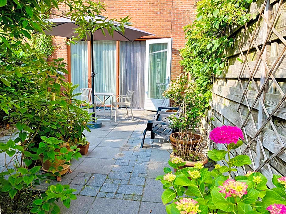 Private studio, patio garden and free car parking