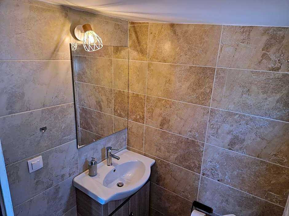 On the wave studios Spitakia sto kyma