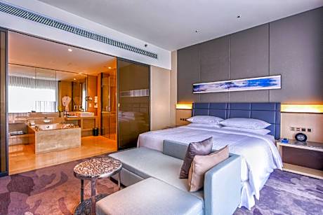 Club level, 1 Bedroom Executive Suite, 1 King, Garden view, Terrace