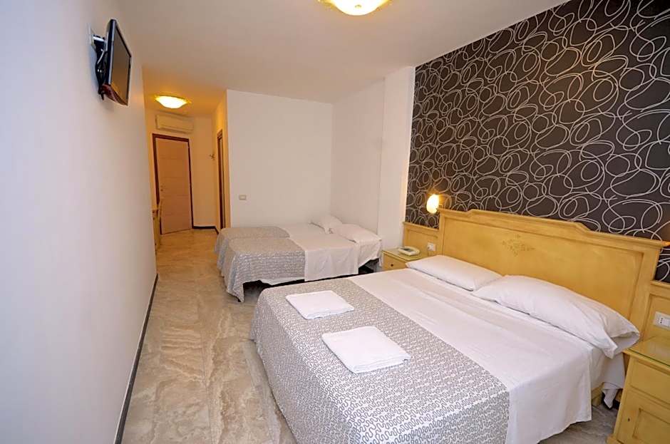 Foto 1 daripada 10 — Quadruple Room