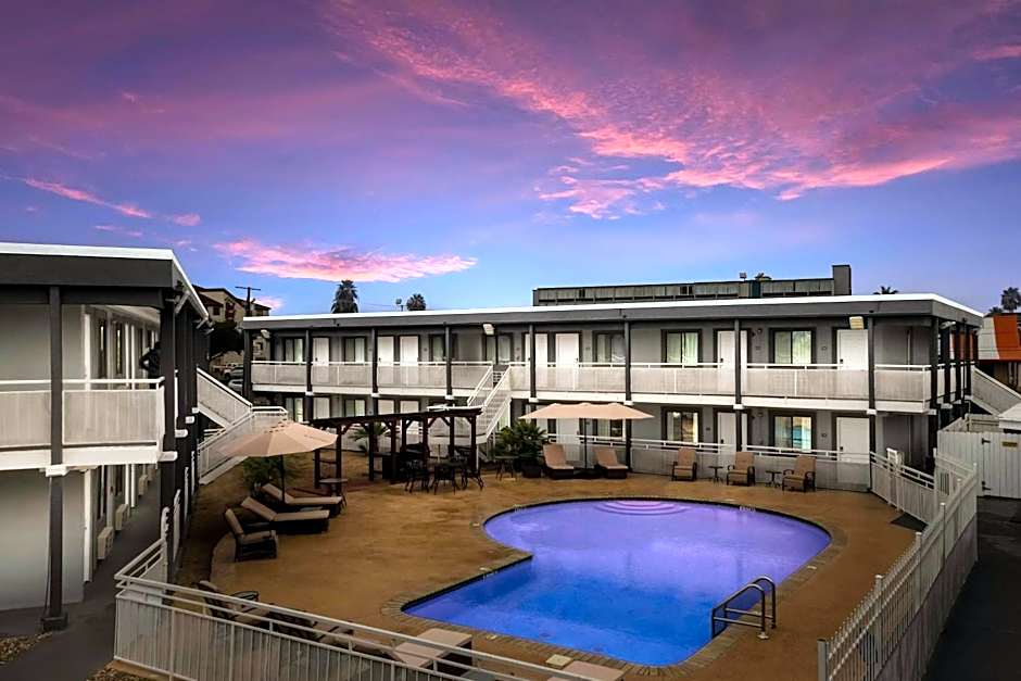 Spanish Trails Inn - Laredo Hotel