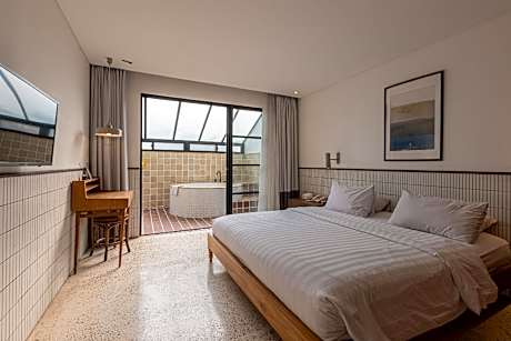 Medium Room with Bathtub