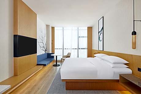 Premier King Room with City View