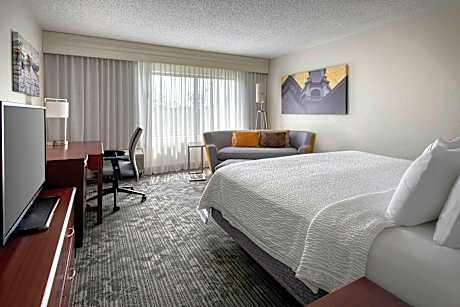 Queen Room with Two Queen Beds, Roll-In Shower and Bathtub - Mobility Access