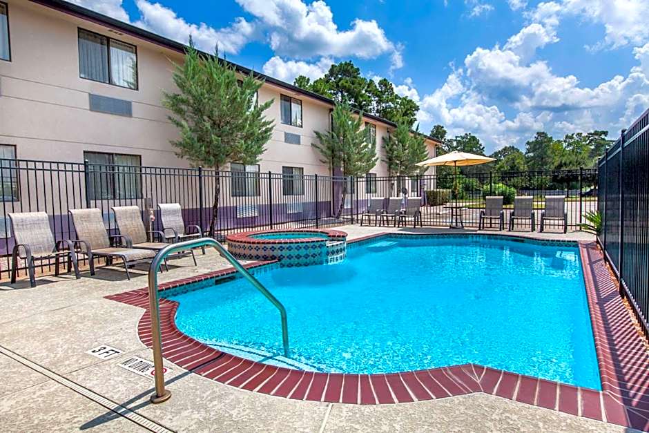 Super 8 by Wyndham Cleveland TX