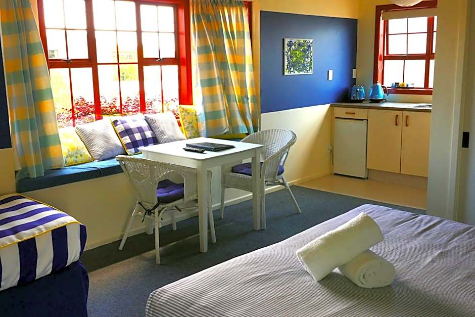 Ducks & Drakes Boutique Motel & Backpackers