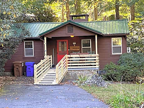 Cozy Cabin Pet Friendly ADA Compatible