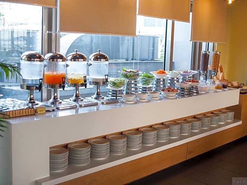 Ibis Saigon South Hotel