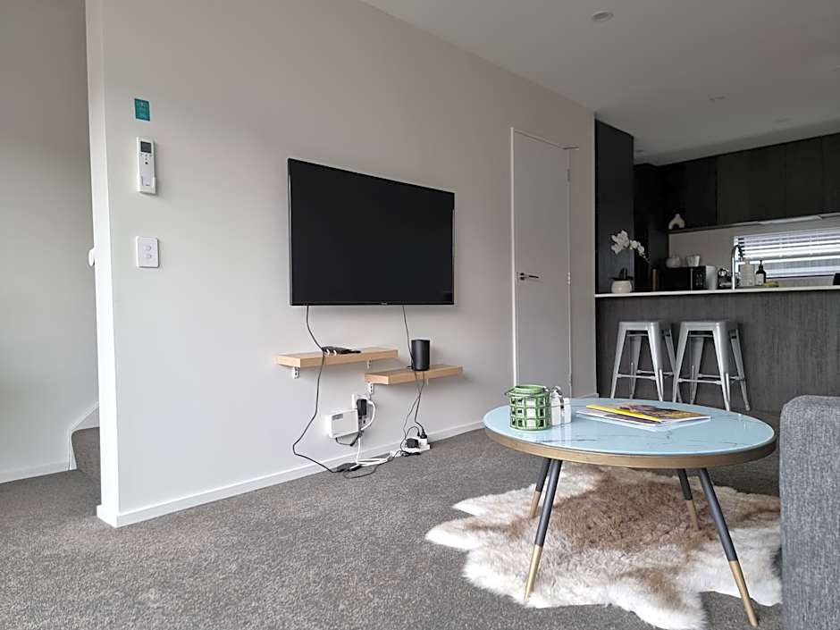 Addington townhouse with carpark 8mins walk to Hagley park south