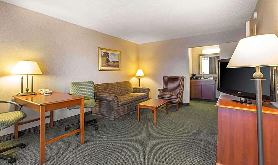 Quality Inn & Suites McDonough South I-75