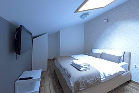 One-Bedroom Suite with Balcony (Attic)