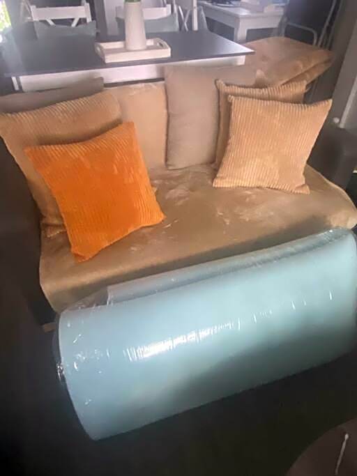 Quiet-comfy 4 bedroom house on a quiet tree lined street in Kitsilano