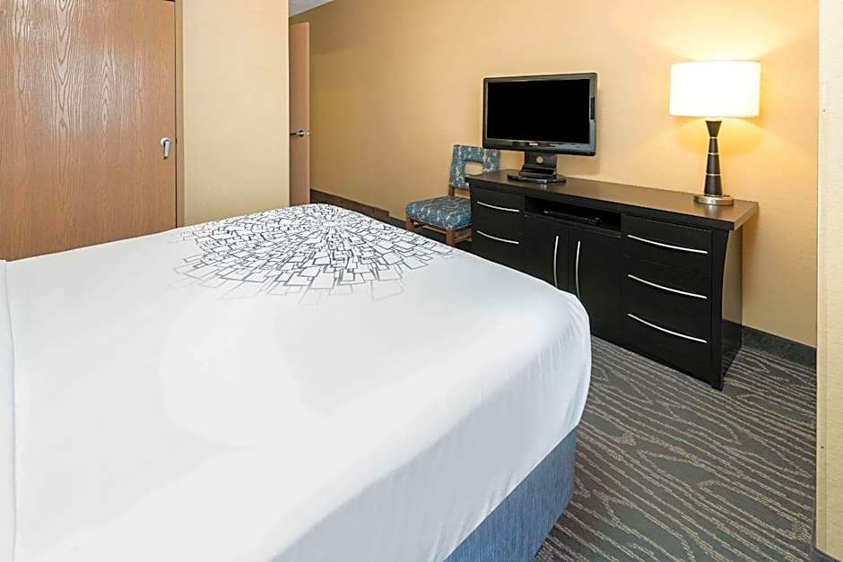 La Quinta Inn & Suites by Wyndham Logan