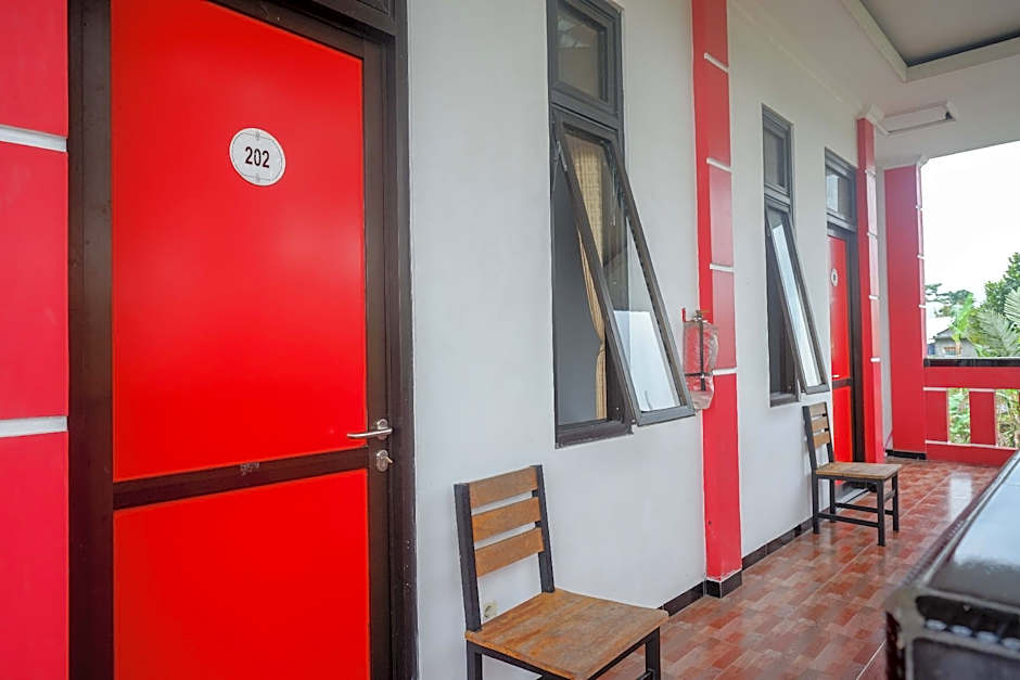 RedDoorz near Alun Alun Wonosobo 2