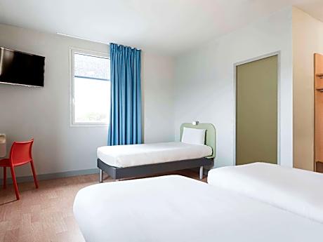 Standard Triple (3 Single Beds)