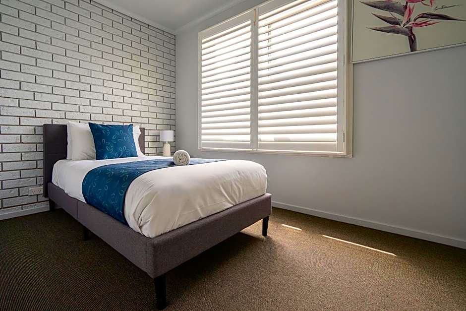 Waves Motel and Apartments