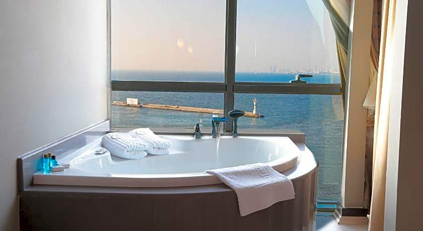 Pasaport Pier Hotel