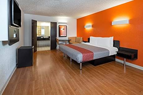 1 Queen Bed | ADA/Tub, Renovated