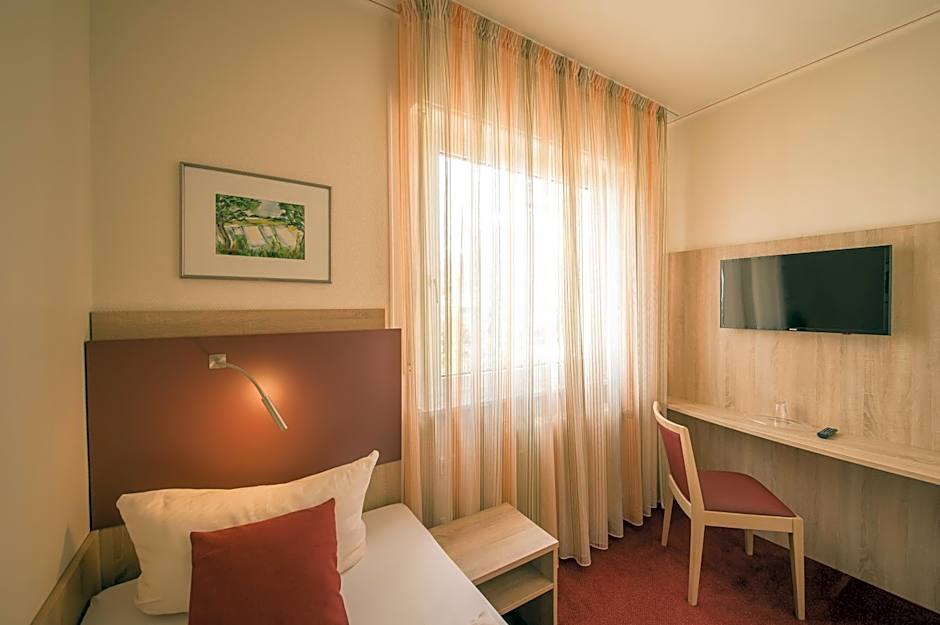 Photo 1 of 2 of Single Room