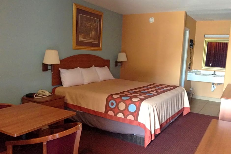 Econo Lodge Inn & Suites