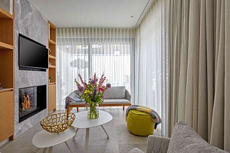 King Suite with Pool View