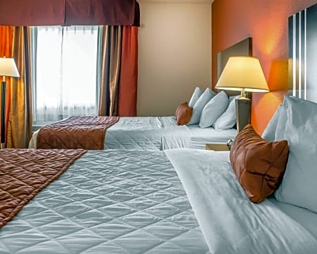 3 Queen Beds, Suite, Nonsmoking
