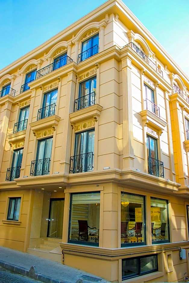 DELUXE NEWPORT HOTEL