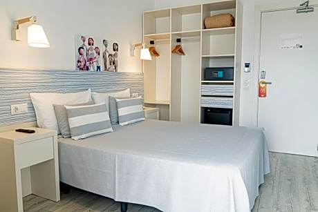 Deluxe Family Room (4 Adults + 1 Child)