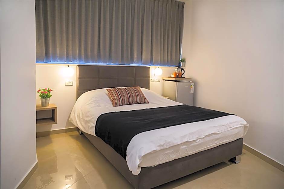 Johnny Hotel – Jerusalem, CA