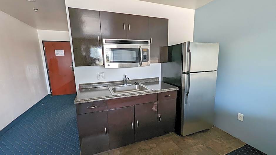 FairBridge Inn & Suites Canadian