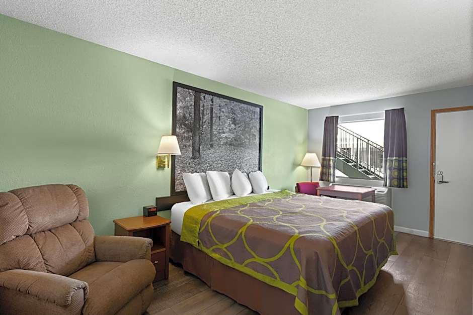 Super 8 by Wyndham Branson / Shepherd of the Hills Exwy