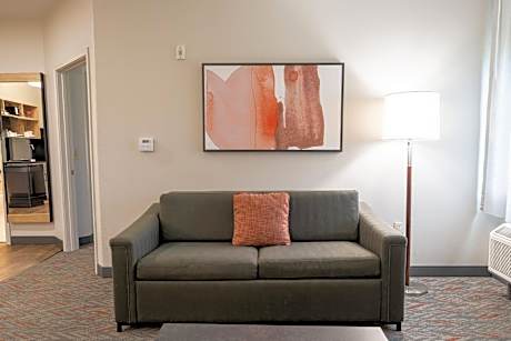 One-Bedroom Queen Suite