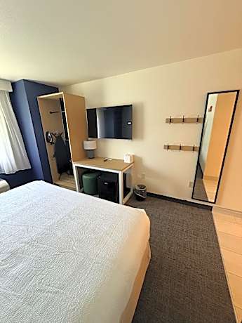 King Room with One King Bed and Tub - Mobility/Hearing Accessible