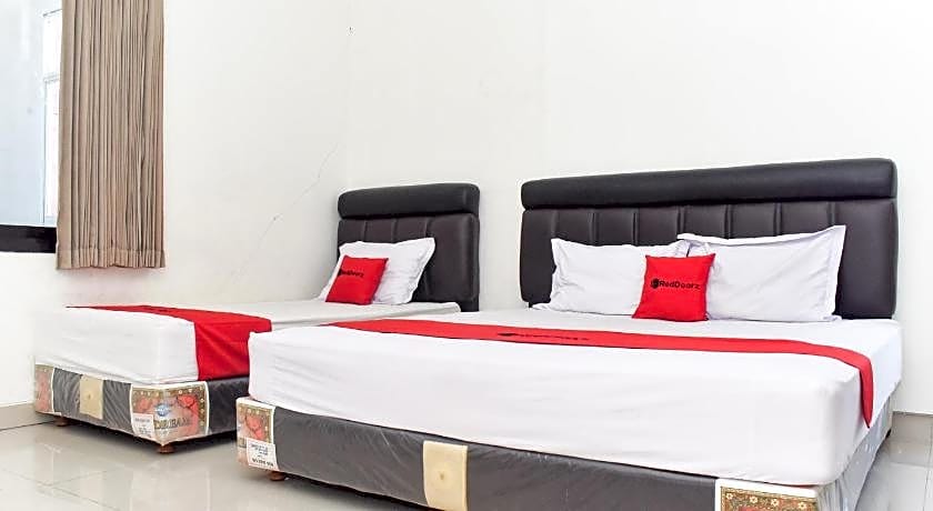 RedDoorz near Alun Alun Wonosobo