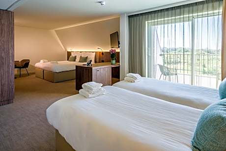 Deluxe Family Suite