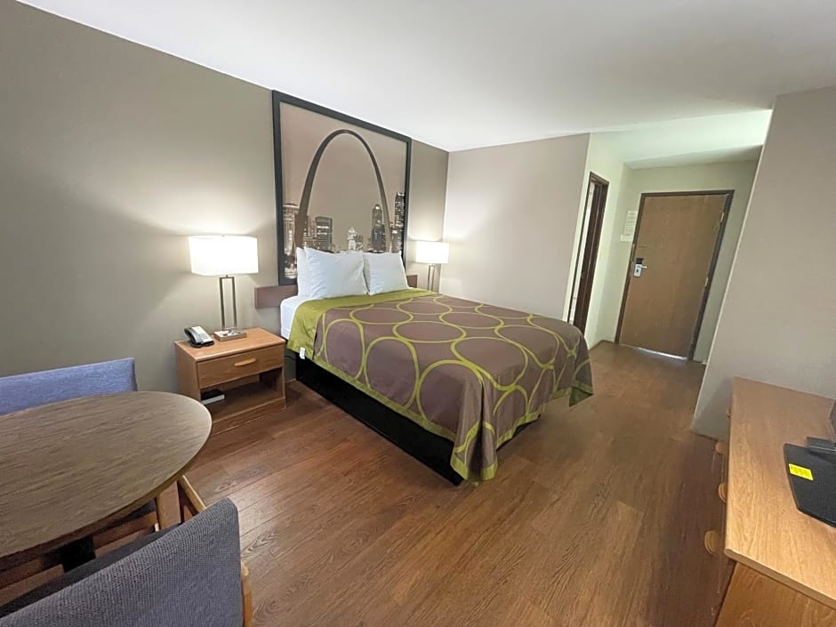 Super 8 by Wyndham Eureka/Six Flags Nearby