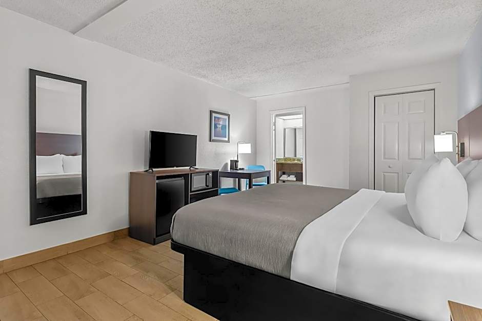 Quality Inn & Suites At Tropicana Field