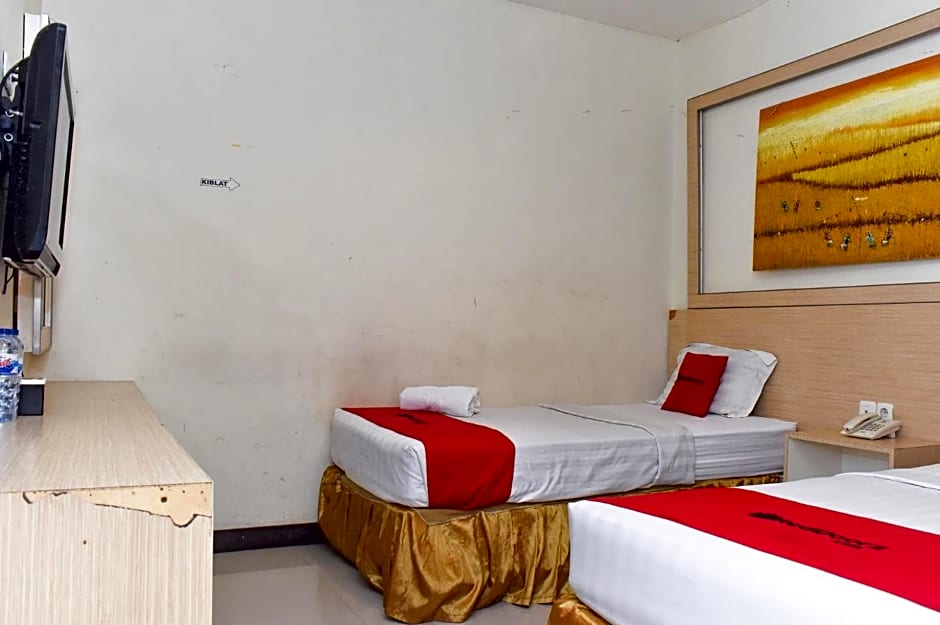 RedDoorz Plus near Sultan Hasanuddin Airport