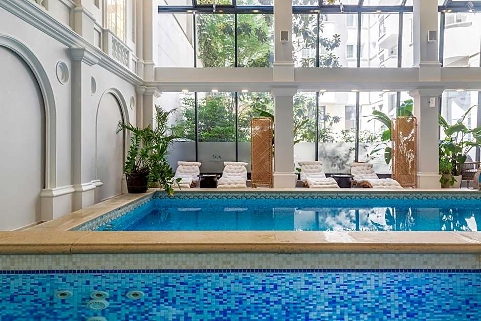 Queen'S Court Hotel & Residence