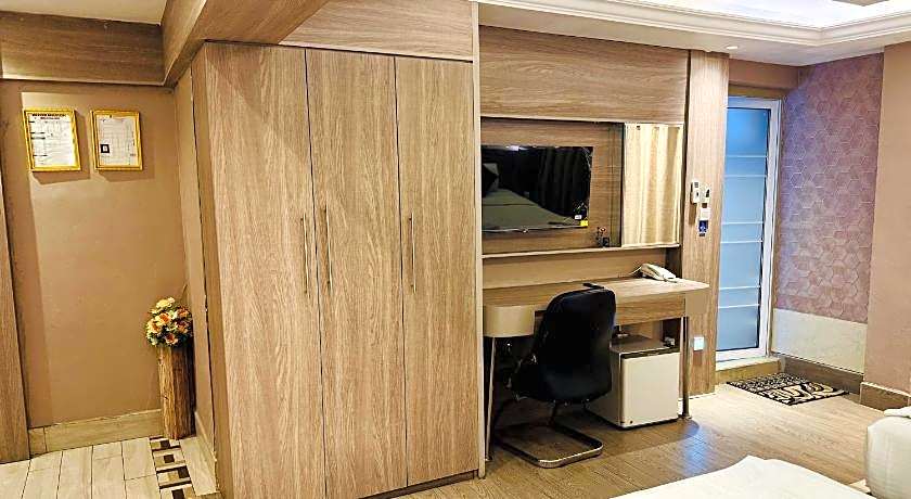 OYO 338 Transworld Hotel